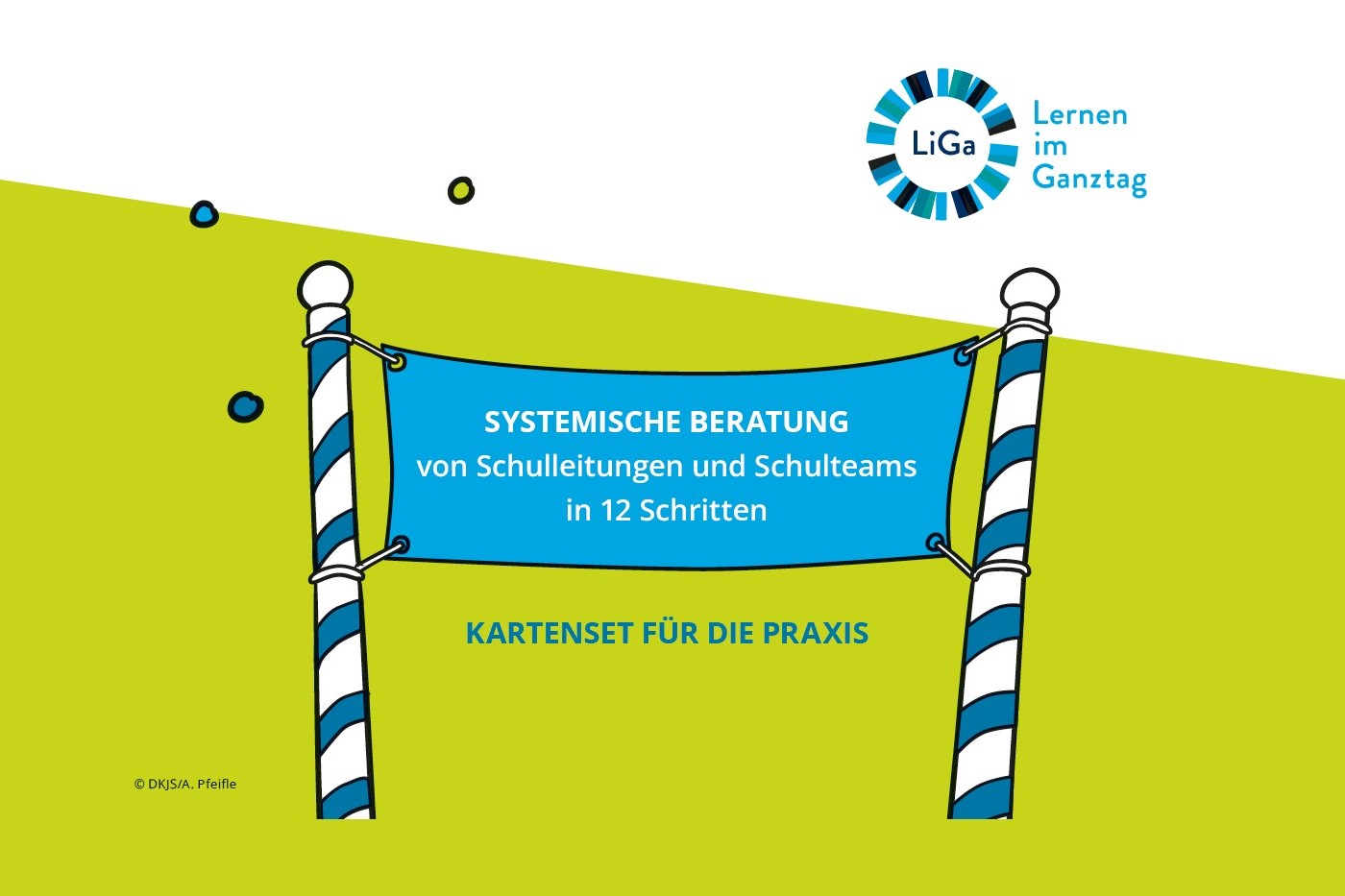 Abgebildet ist das Cover des Kartensets "Systemische Beratung", als Visualisierung eine Ziellinie mit einem zwischen zwei Pfosten aufgespannten Banner: "Systemische Beratung von Schulleitungen und Schulleitungsteams in 12 Schritten", auf grünem LiGa-Hintergrund.