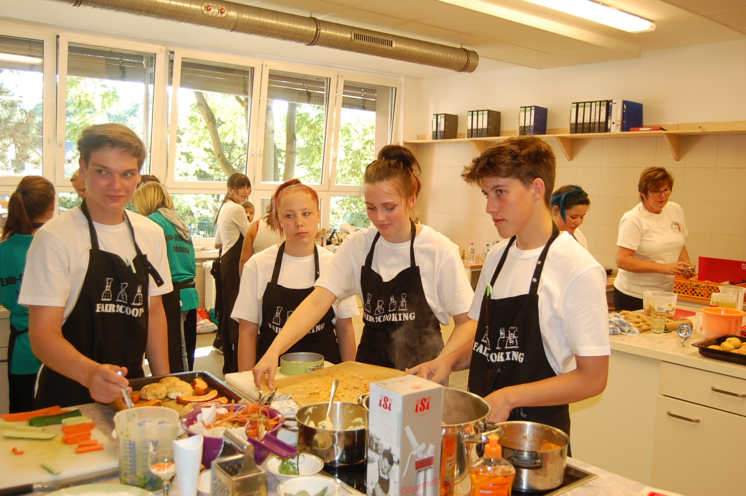 Schüler kochen gemeinsam