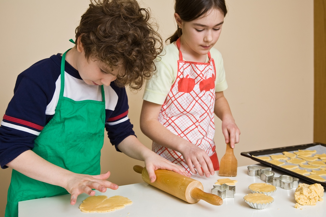 Zwei Kinder backen