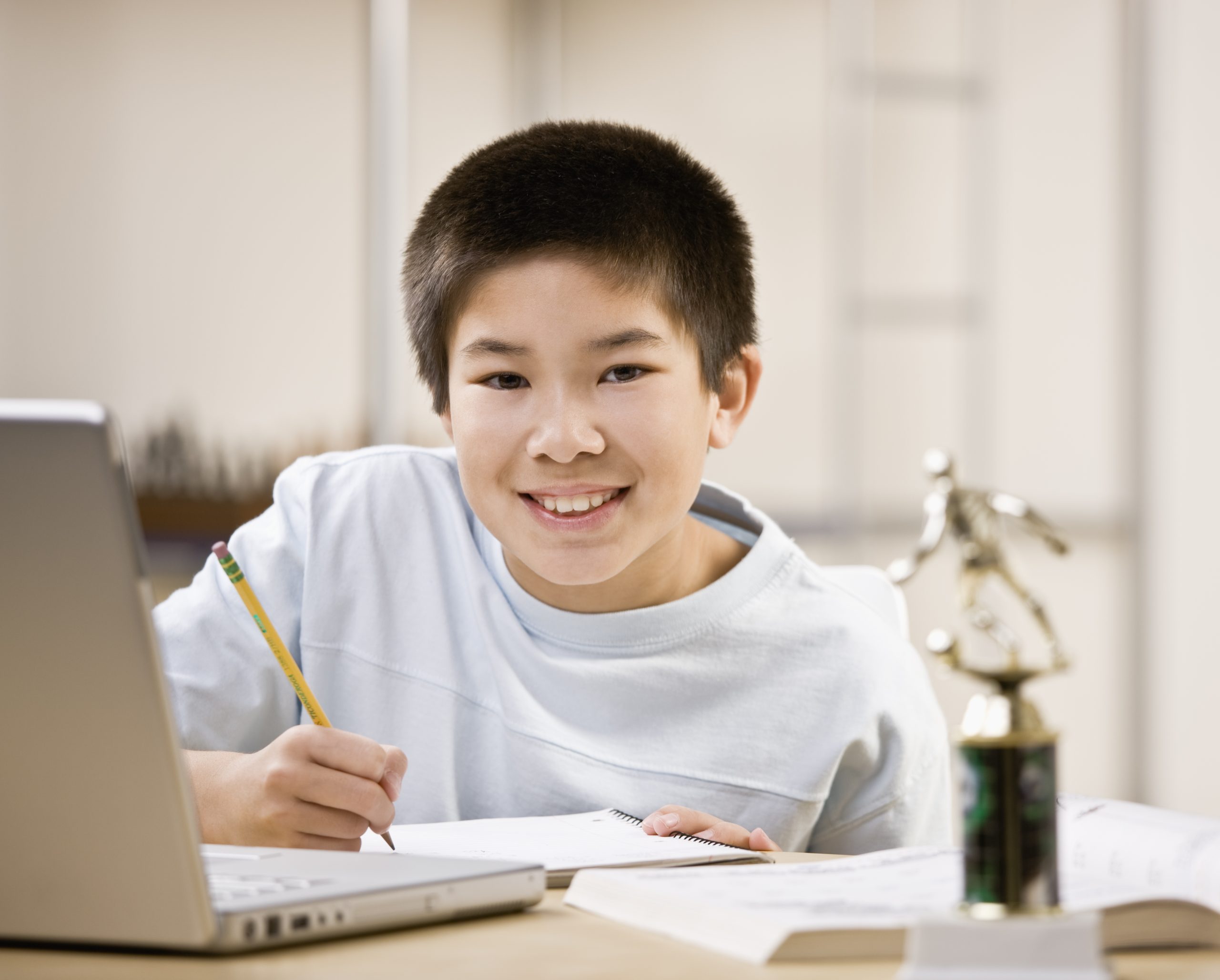 Grundschüler am Laptop