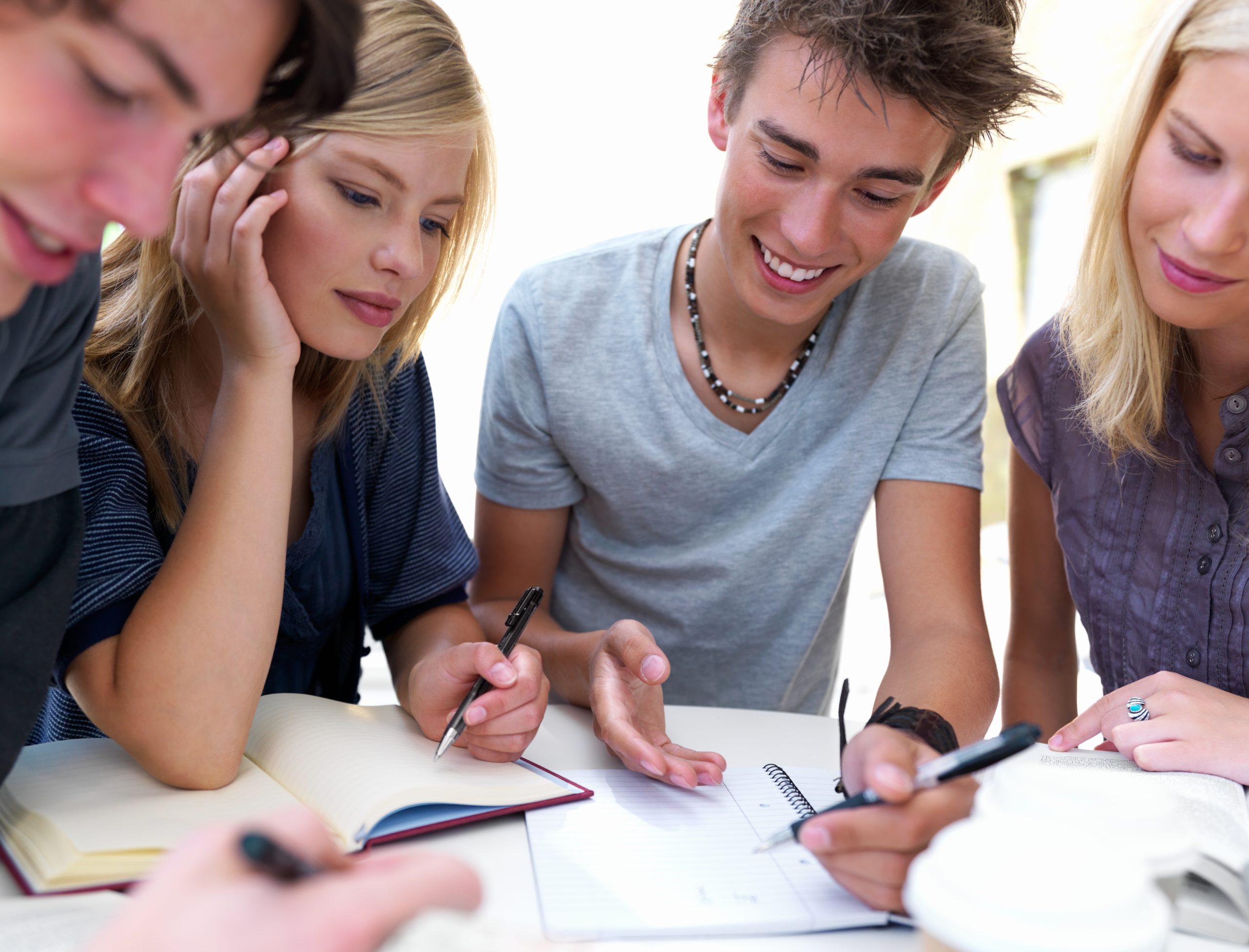 Schüler arbeiten gemeinsam