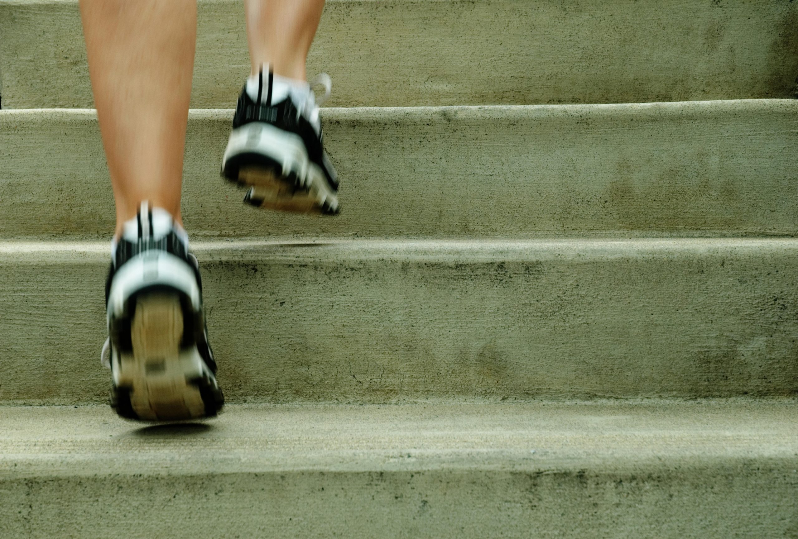 Jogger läuft Treppe hoch