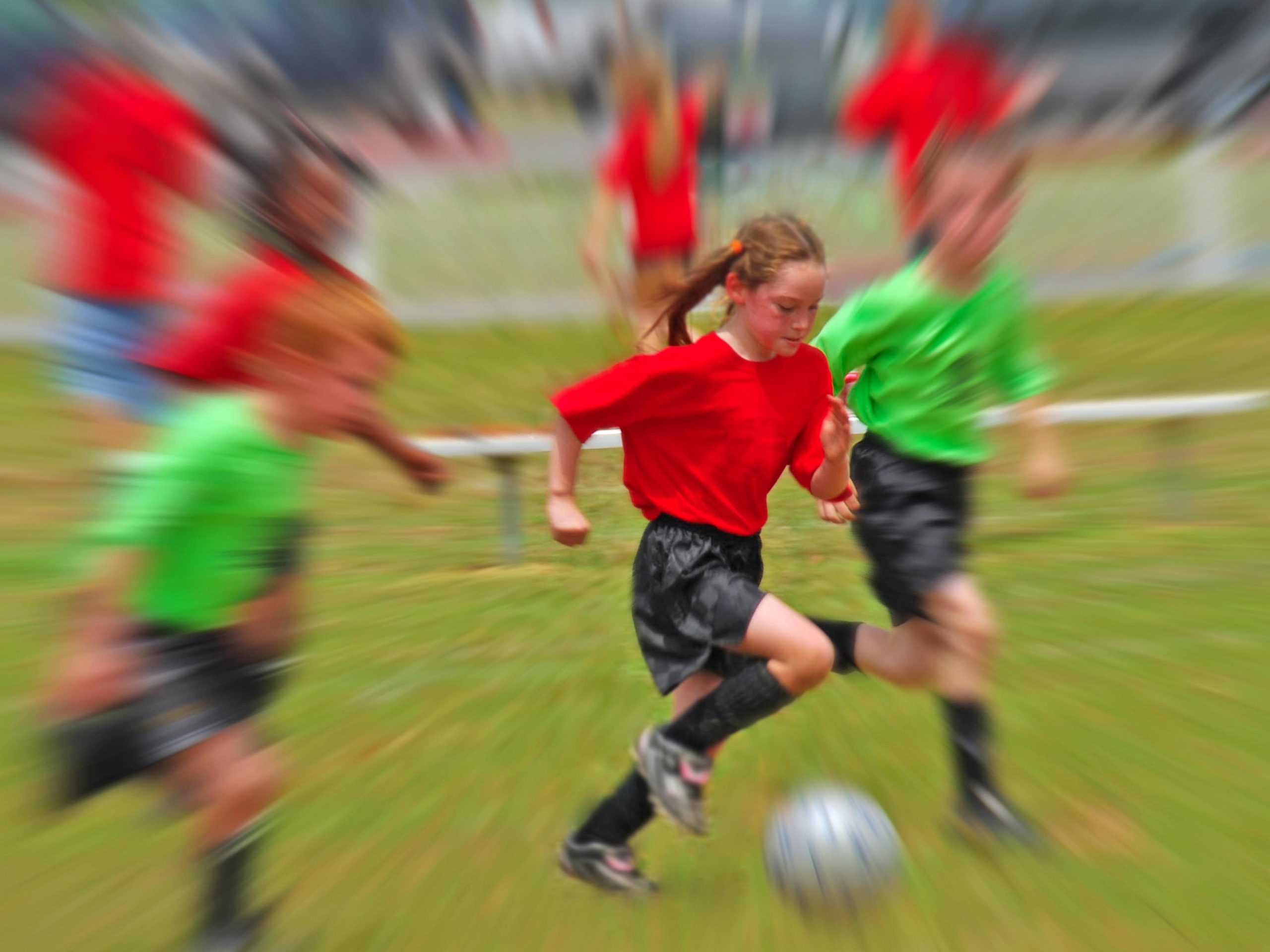 Kinder spielen Fußball