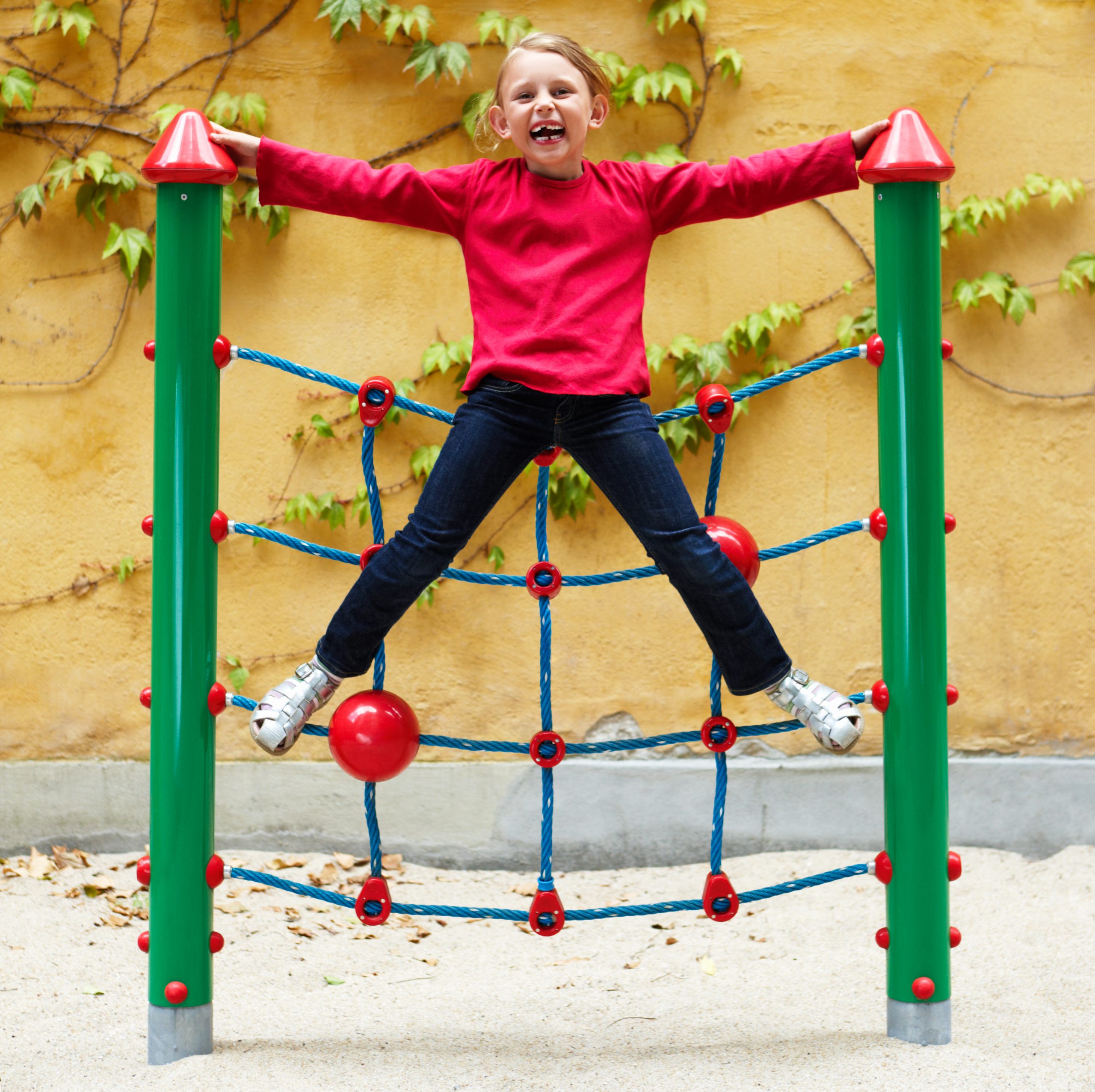 Lachendes Mädchen im Kletternetz