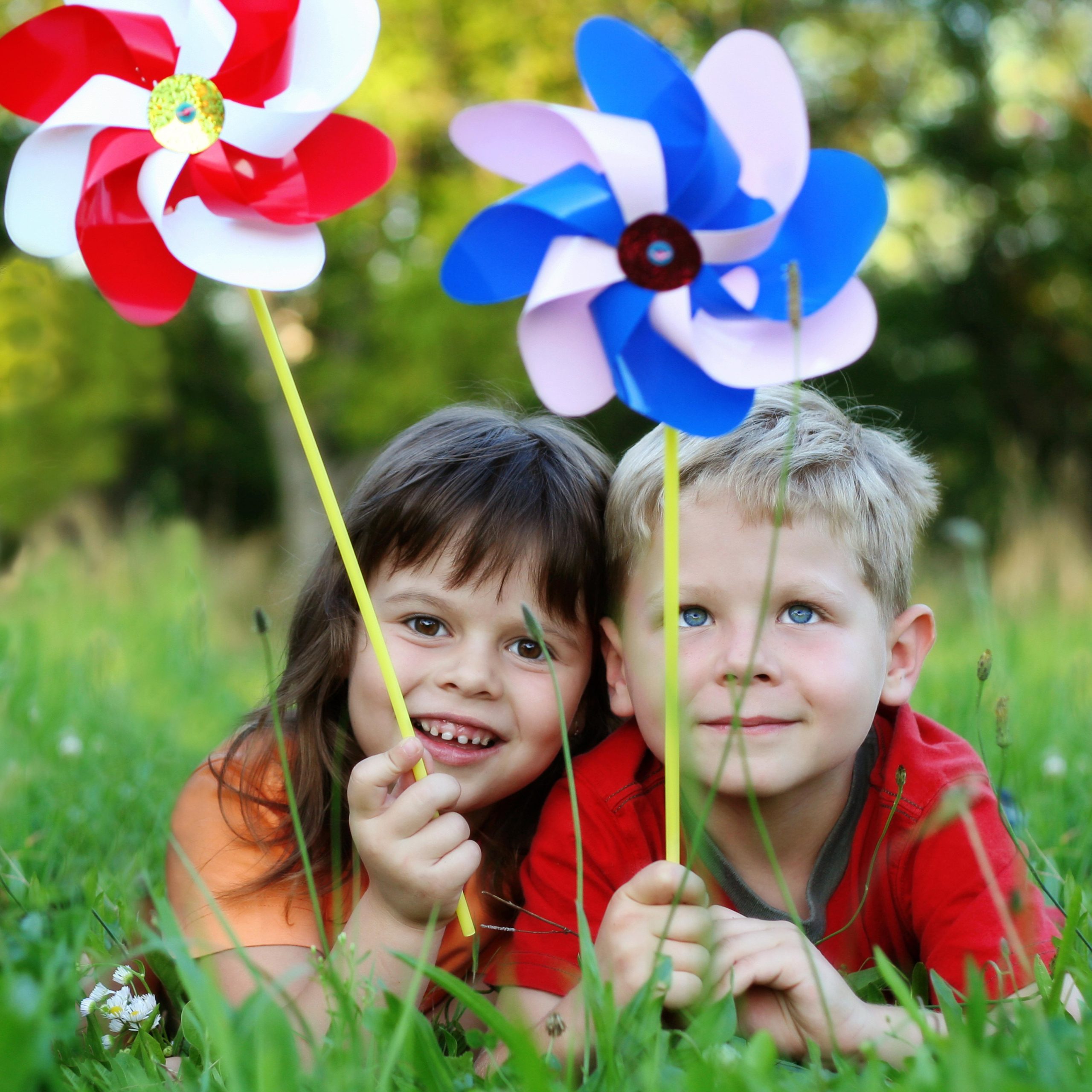 Kinder mit Spiel Windmühlen