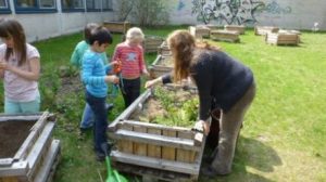 Kinder bepflanzen ein Hochbeet