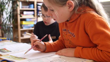 Kinder arbeiten im Lernbüro