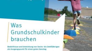 Abgebildet ist das Cover der Broschüre "Was Grundschulkinder brauchen" mit einem Schriftzug und einem Kind, das über eine Hütchenstrecke läuft.