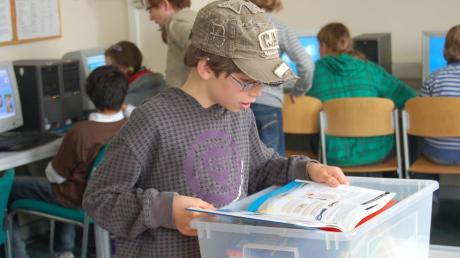 Schüler liest ein Lehrbuch