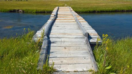 Holzbrücke über Fluss